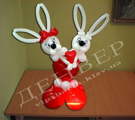 Влюбленные белые зайчики