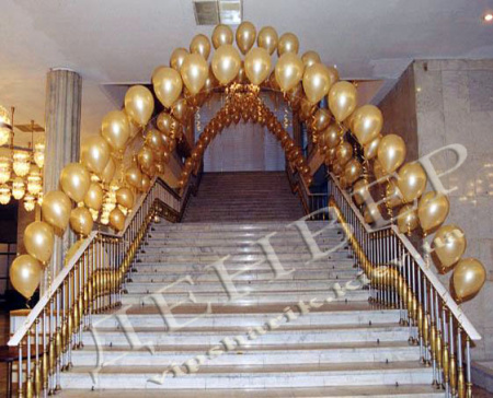 Гелиевая цепочка над лестничным пролетом