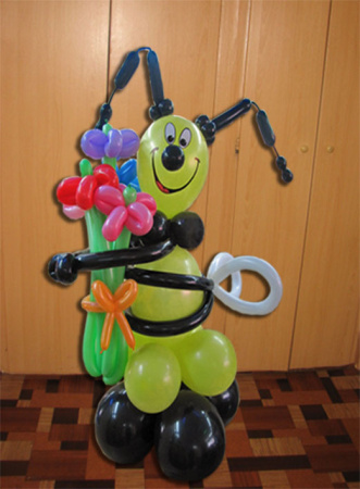 Пчелка с букетом